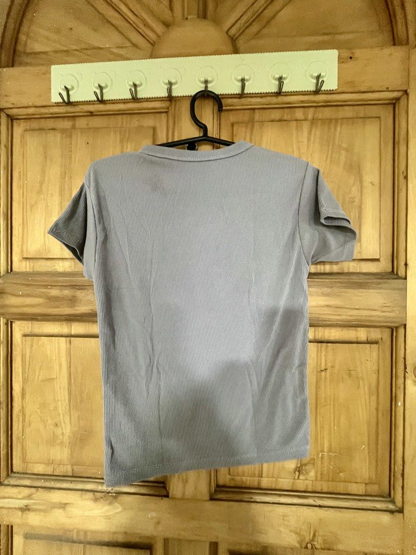 Grey Ribbed T-shirt XS-S (Category: Shirts) located in Manila. Submitted by _ReynGoAway (Listing ID 1464391995, Image 3). Description: - Grey ribbed t-shirt - Size XS-S - Gently used, no issues - Pick-up in Makati.