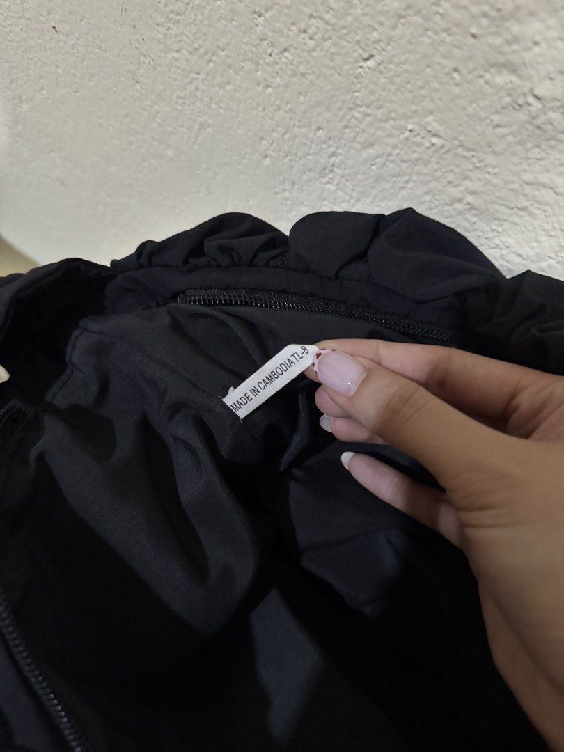 GU black adjustable bag (Category: Shoulder Bags) located in Manila. Submitted by namiskyumi (Listing ID 1464424651, Image 3). Description: - bought from japan trip - such a versatile bag.
