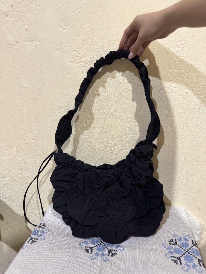 GU black adjustable bag (Category: Shoulder Bags) located in Manila. Submitted by namiskyumi (Listing ID 1464424651, Image 1). Description: - bought from japan trip - such a versatile bag.