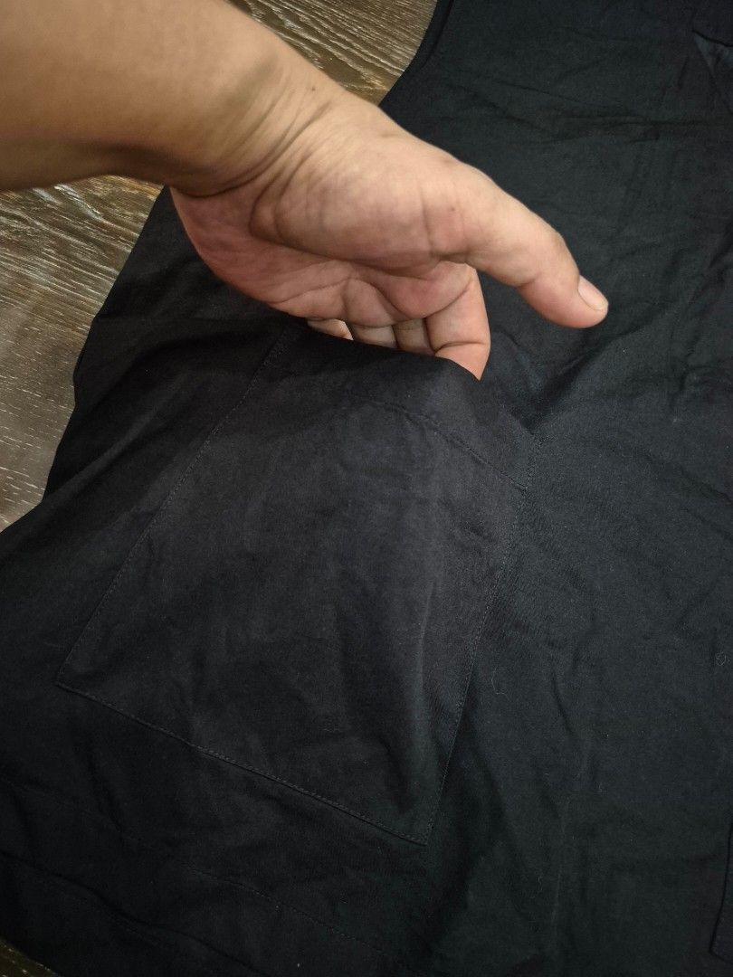 GU Black Cotton Top (Category: Sleeveless) located in Santa Cruz. Submitted by deenem (Listing ID 1464362858, Image 3). Description: Small on Tag ( oversize design) Can Fit M-L Asian Bust: 22(44) Lenght: 24.5 Like new no flaws👌.