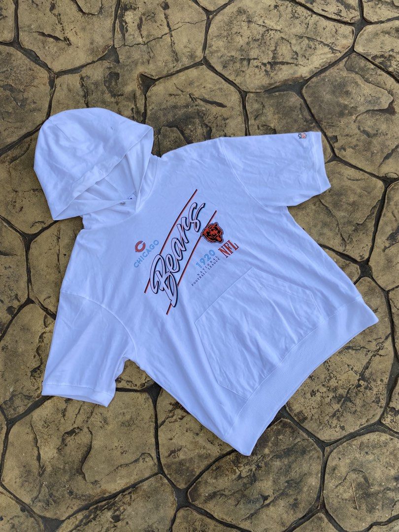 GU CHICAGO BEARS (Category: Tshirts & Polo Shirts ) located in Manila. Submitted by zzztine (Listing ID 1464431923, Image 1). Description: GU NFL CHICAGO BEARS 💎 Dimes: 21*25 Color rate: 10/10 Condition: EXCELLENT .