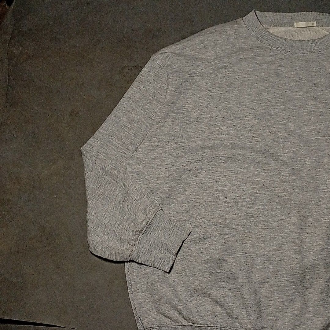 GU Grey Crewneck Sweatshirt Size M (Category: Coats, Jackets and Outerwear) located in Baguio. Submitted by dee_jae1 (Listing ID 1464521633, Image 3). Description: Sweater with side slit ________________________________ •DIMENSIONS(INCHES) 📐 Length: 26 Width: 24.5 Sleeve Length: 19.5 ________________________________ •DETAILS 🔍 Issue: none Condition: 10/10 Color Rate: 10/10.