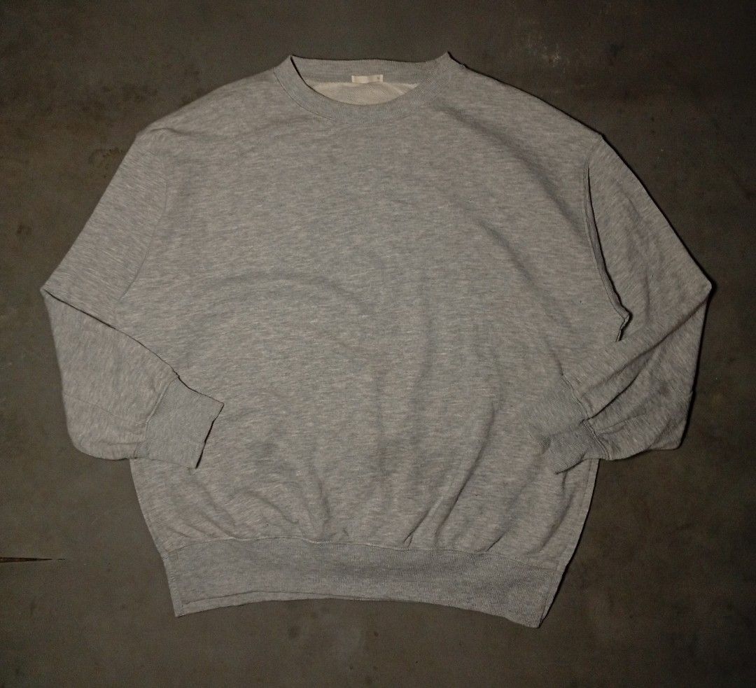 GU Grey Crewneck Sweatshirt Size M (Category: Coats, Jackets and Outerwear) located in Baguio. Submitted by dee_jae1 (Listing ID 1464521633, Image 1). Description: Sweater with side slit ________________________________ •DIMENSIONS(INCHES) 📐 Length: 26 Width: 24.5 Sleeve Length: 19.5 ________________________________ •DETAILS 🔍 Issue: none Condition: 10/10 Color Rate: 10/10.