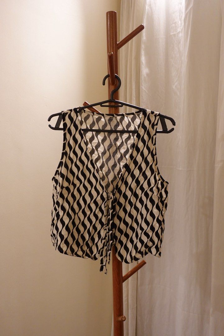 GU Knit Vest Size S (Category: Sleeveless) located in Pasig City. Submitted by hulyascloset (Listing ID 1464542710, Image 2). Description: - GU yellow knit vest - Lace-up front detail - Crochet-like texture - Ideal for layering over t-shirts or dresses - Versatile and simple styling piece COMES WITH ANOTHER TOP 🤭 BUY 1 TAKE 1 **the more items you get, the cheaper the price.