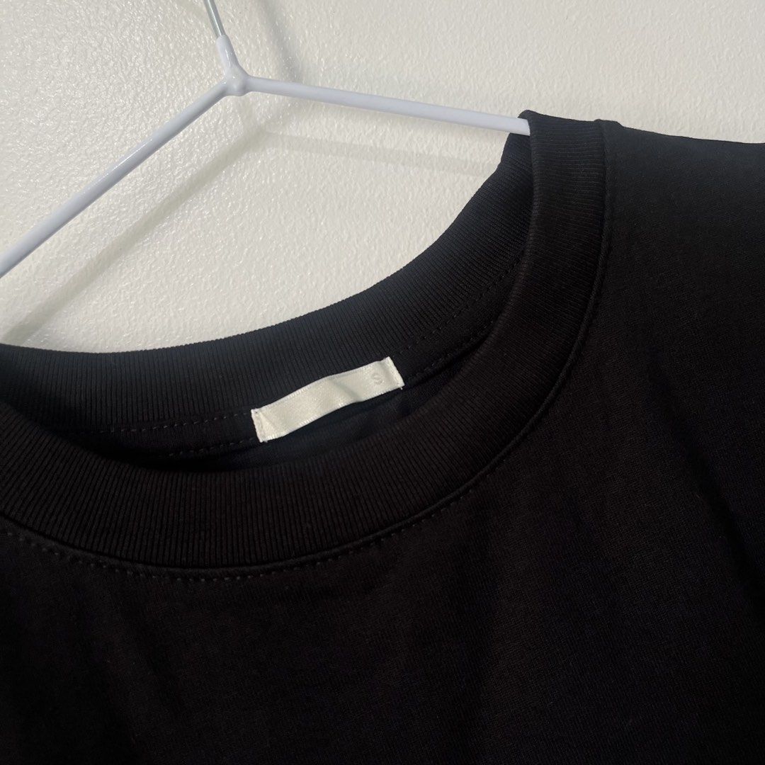 GU Uniqlo Black Long Sleeves (Category: Longsleeves) located in Quezon City. Submitted by shopnina (Listing ID 1464398600, Image 1). Description: - Classic black long sleeve shirt - Soft, comfortable fabric - Crew neck design - Slightly curved hem for a modern look - Versatile staple piece: perfect for layering or wearing solo - Effortlessly pairs with any outfit.