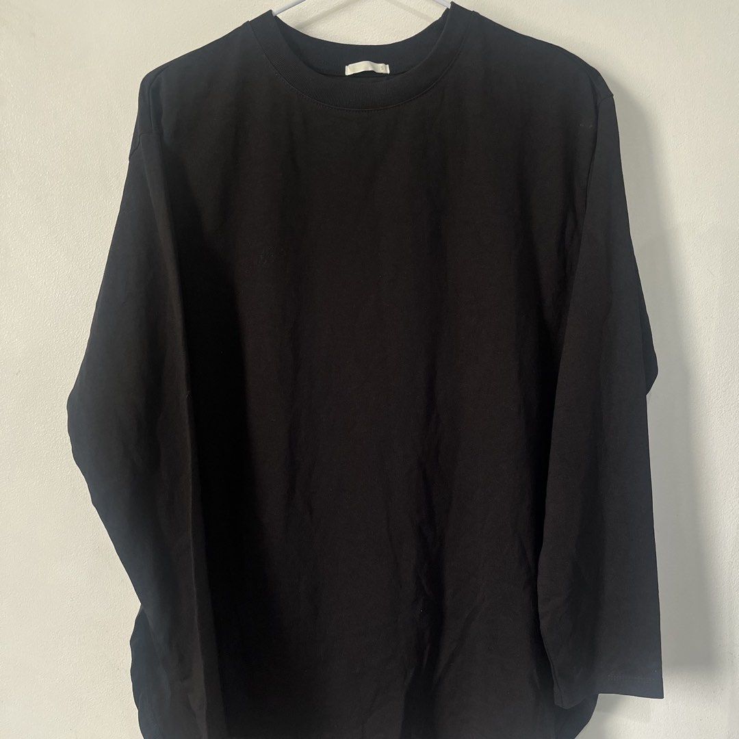 GU Uniqlo Black Long Sleeves (Category: Longsleeves) located in Quezon City. Submitted by shopnina (Listing ID 1464398600, Image 2). Description: - Classic black long sleeve shirt - Soft, comfortable fabric - Crew neck design - Slightly curved hem for a modern look - Versatile staple piece: perfect for layering or wearing solo - Effortlessly pairs with any outfit.