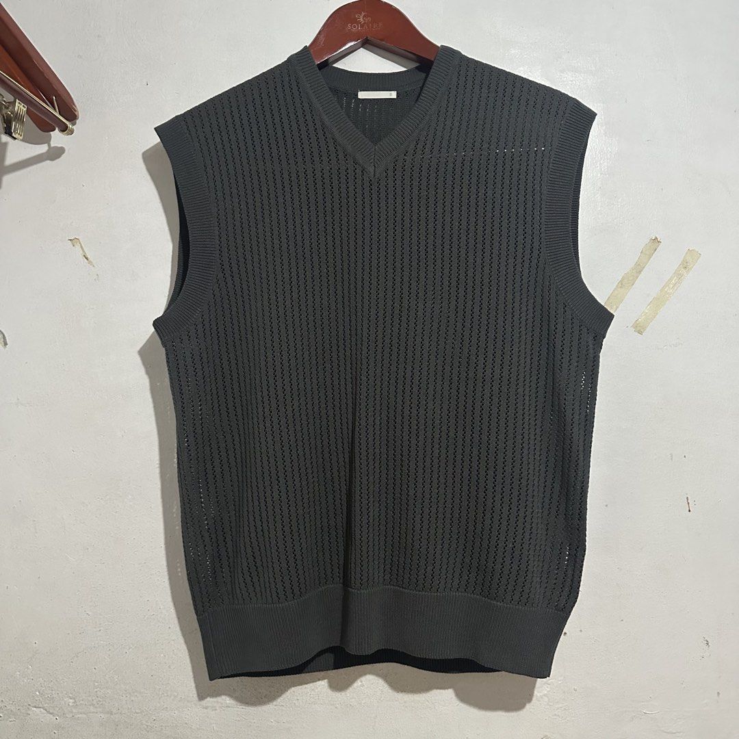 GU Washable Mesh Knit Vest (Category: Vests) located in Quezon City. Submitted by jeconiah.tayuman (Listing ID 1464451689, Image 1). Description: GU Washable Mesh Knit Vest Brand new condition no issues size small (20.5x25) .