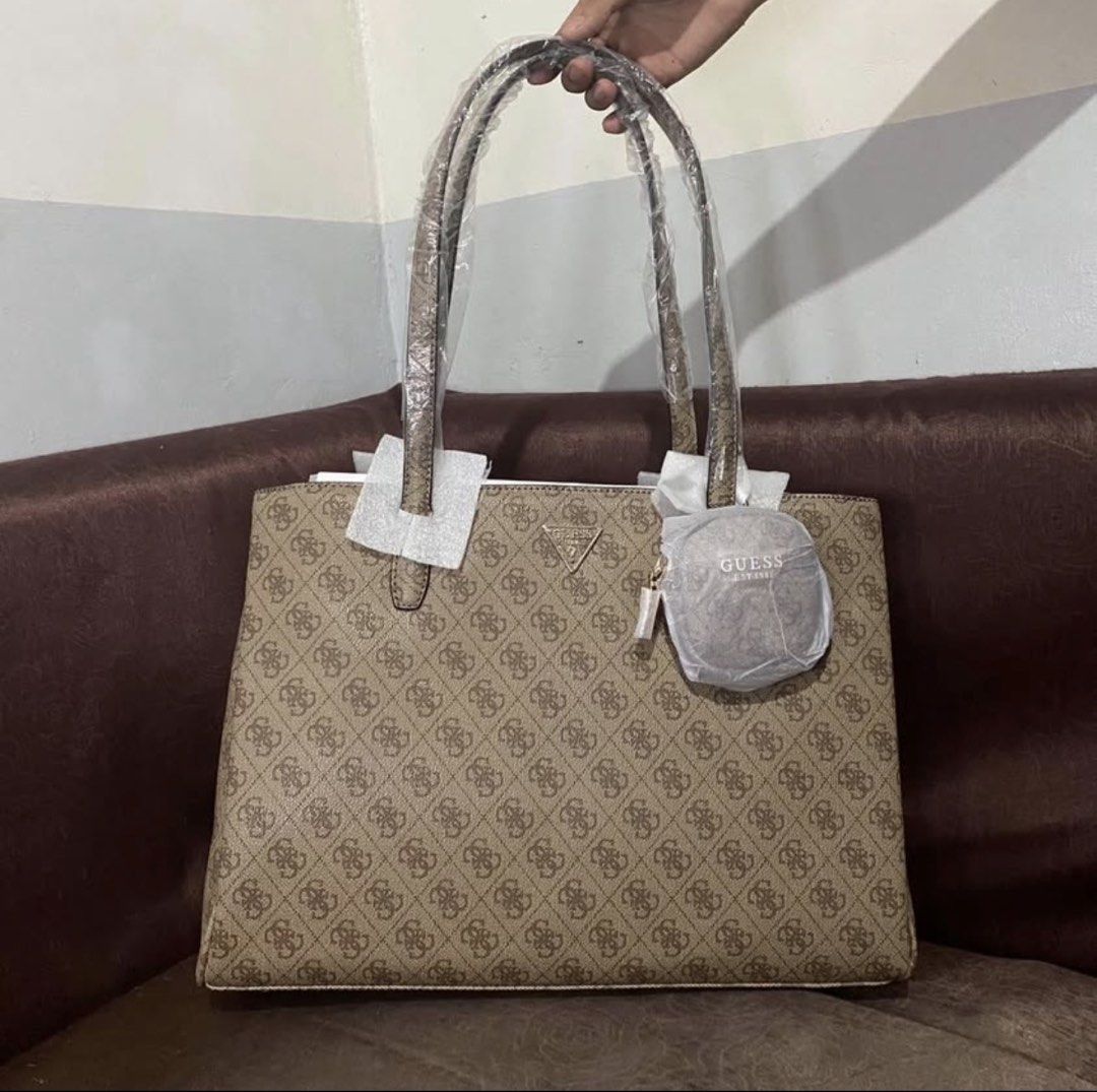 Guess Big Shoulder Bag (Category: Shoulder Bags) located in Manila. Submitted by nicci_grae (Listing ID 1464386366, Image 1). Description: Only used the bag atleast thrice. Very good condition and still almost like new bought it at 8k in Sm Clark. Inclusions Dust bag.
