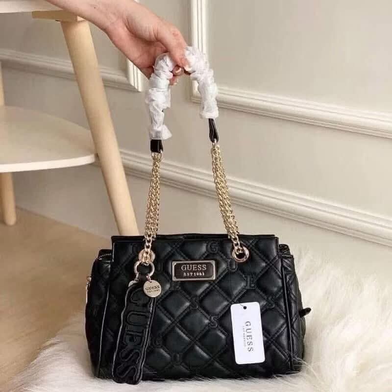 Guess Quilted Shoulder Bag (Category: Shoulder Bags) located in Quezon City. Submitted by stuffs.hellyy (Listing ID 1464374900, Image 1). Description: Tote bag Size:12x8x5 inches with paper bag .