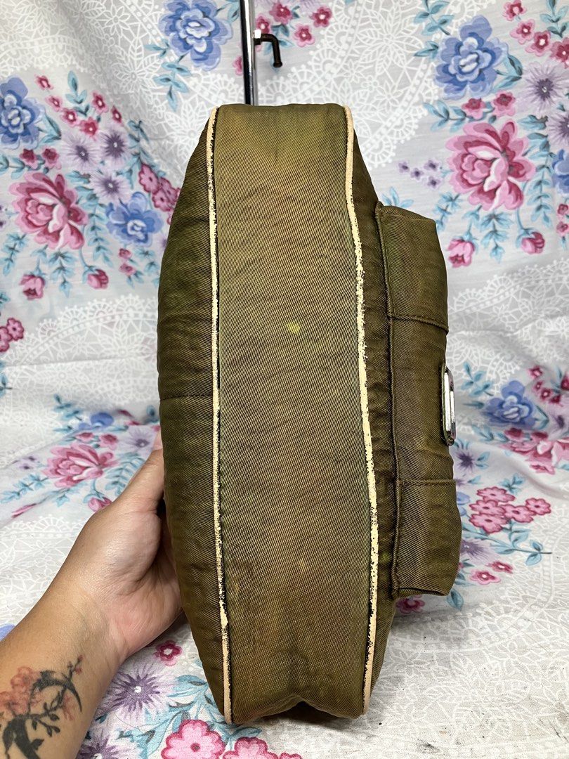 GUESS STRIKING METALLIC CAMOUFLAGE SHOULDER BAG (Category: Shoulder Bags) located in General Mariano Alvarez. Submitted by adonid (Listing ID 1464359100, Image 3). Description: GUESS STRIKING METALLIC CAMOUFLAGE SHOULDER BAG GOOD CONDITION NORMAL SIGN OF USAGE ONLY.