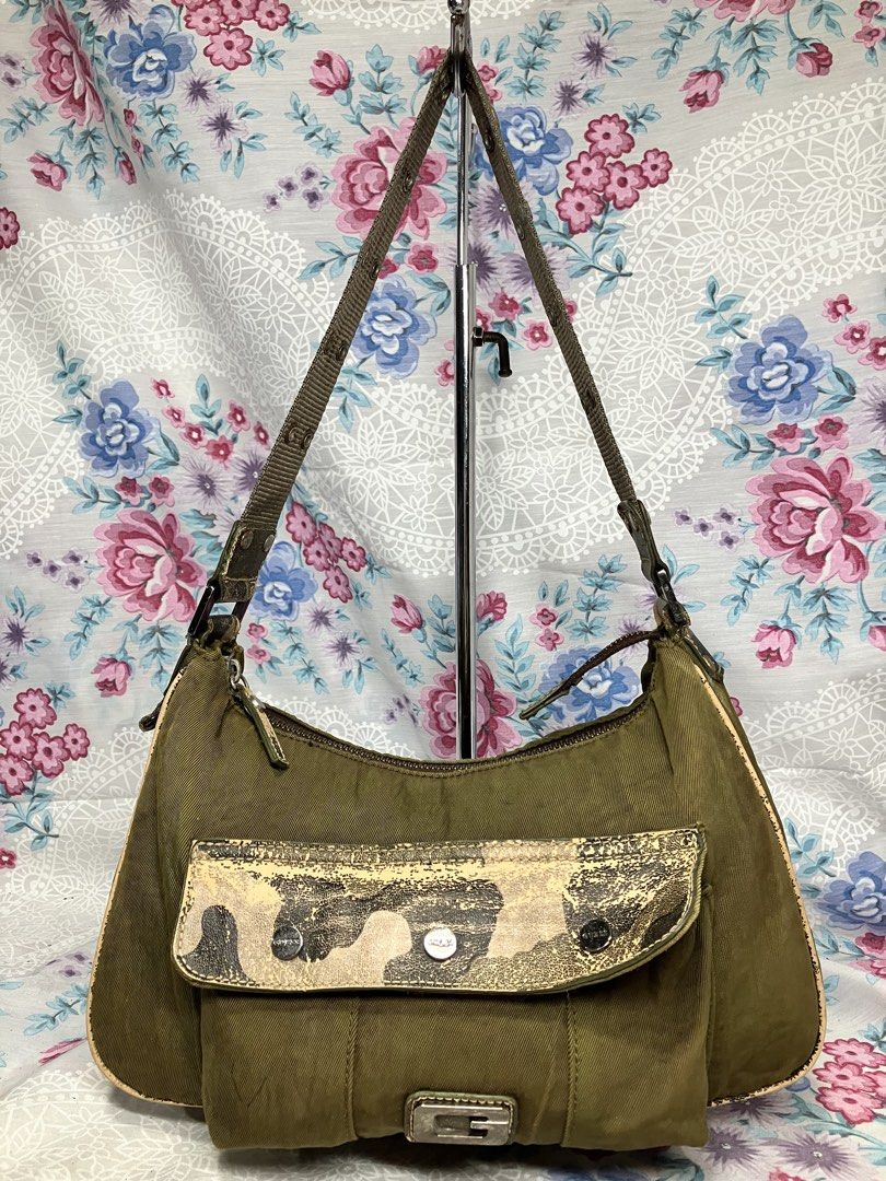 GUESS STRIKING METALLIC CAMOUFLAGE SHOULDER BAG (Category: Shoulder Bags) located in General Mariano Alvarez. Submitted by adonid (Listing ID 1464359100, Image 1). Description: GUESS STRIKING METALLIC CAMOUFLAGE SHOULDER BAG GOOD CONDITION NORMAL SIGN OF USAGE ONLY.