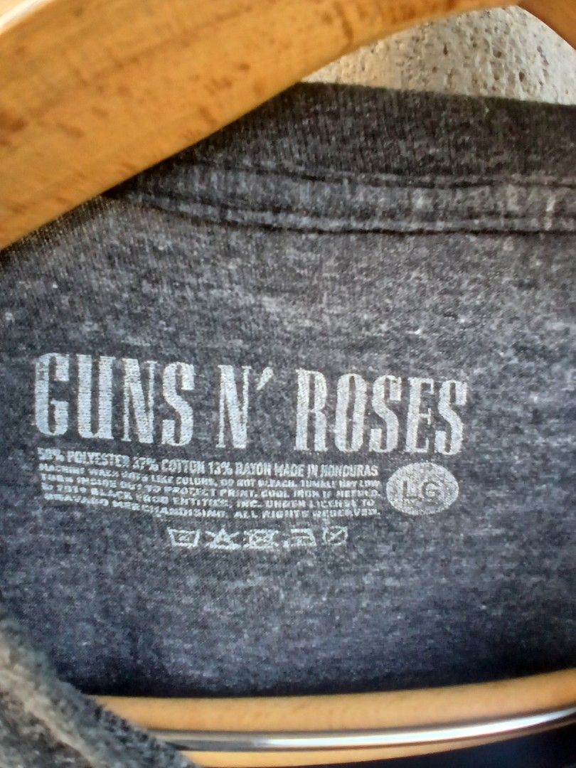 GUNS N ROSES PARADICE CITY LARGE (Category: Tshirts & Polo Shirts ) located in Munoz. Submitted by cabalardomine98 (Listing ID 1464358706, Image 3). Description: EXCELLENT NO ISSUE.