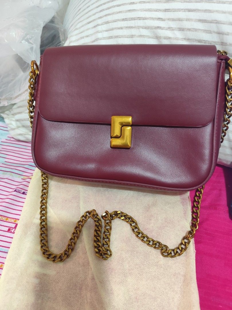 GUYIKA Burgundy Chain Shoulder Bag (Category: Shoulder Bags) located in Manila. Submitted by marriage031073advocate (Listing ID 1464458344, Image 1). Description: - Chic burgundy shoulder bag - Elegant gold clasp closure - Detachable chain strap for versatility - Embossed GUYIKA logo on the back - Ideal size for carrying your essentials - Perfect for casual outings or evening events.