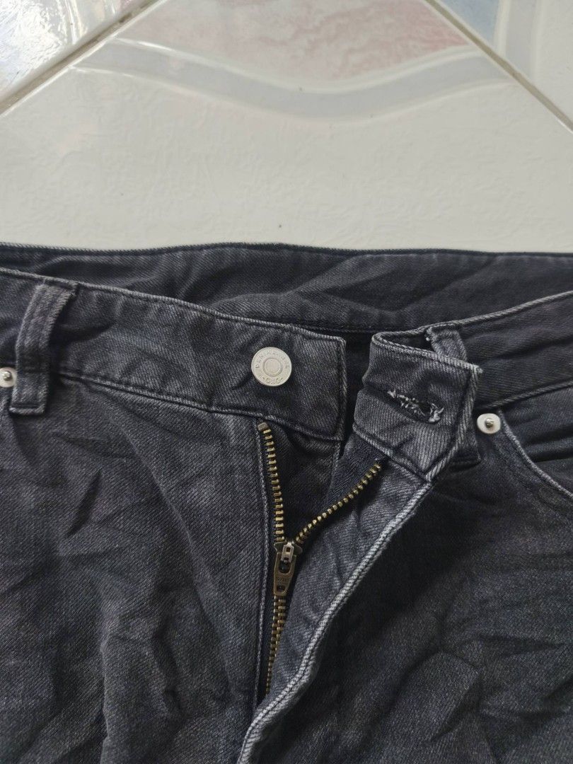 GXG Black Denim Jeans (Category: Jeans) located in Manila. Submitted by cookthrift (Listing ID 1464371627, Image 2). Description: - GXG black denim jeans - Classic button and zip fly closure - Straight leg fit for a comfortable silhouette - Ideal for everyday wear - Please check photos for detailed condition size 34 length 39 excellent no issue .