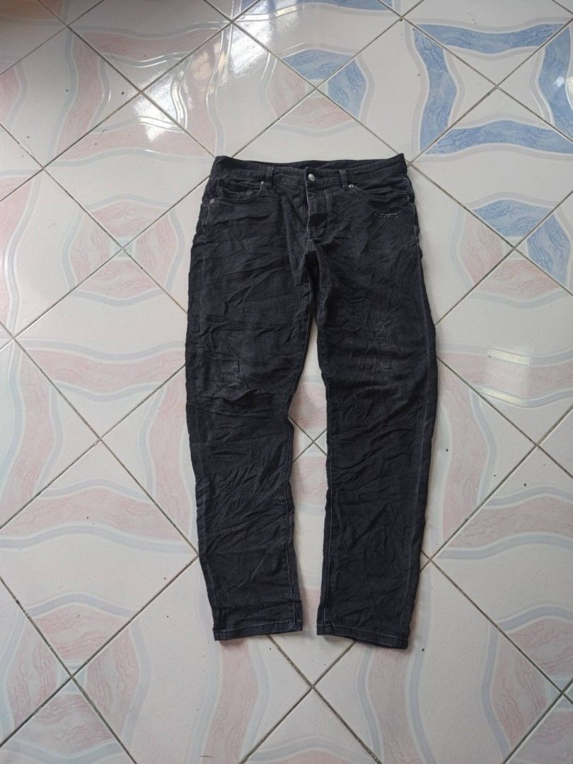 GXG Black Denim Jeans (Category: Jeans) located in Manila. Submitted by cookthrift (Listing ID 1464371627, Image 1). Description: - GXG black denim jeans - Classic button and zip fly closure - Straight leg fit for a comfortable silhouette - Ideal for everyday wear - Please check photos for detailed condition size 34 length 39 excellent no issue .