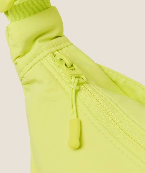 GYMSHARK PLEAT CROSSBODY BAG (Category: Cross-body Bags) located in Manila. Submitted by ksywn (Listing ID 1464503852, Image 2). Description: NEGOTIABLE BRAND NEW FROM THE US.