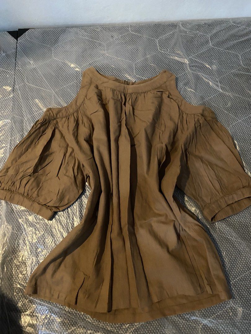 halter top off-shoulder (Category: Blouses) located in Pasig City. Submitted by iriescruz238787 (Listing ID 1464449559, Image 1). Description: jnt payment first gcash only keri small to medium .