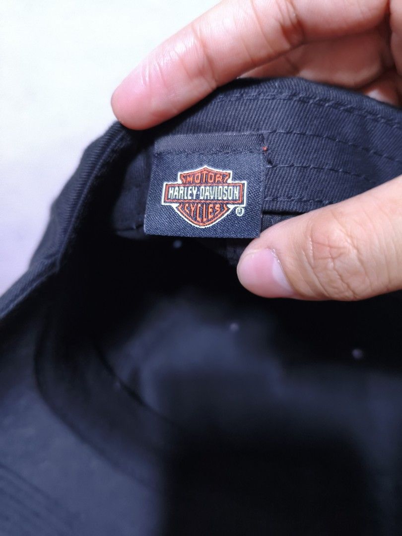 Harley-Davidson Cycles York, PA Baseball Cap (Category: Caps & Hats) located in Malilipot. Submitted by aronbigorn96320 (Listing ID 1464489525, Image 3). Description: - Classic black Harley-Davidson cap - Features iconic Harley-Davidson Cycles logo on front - 'York, PA' text embroidered below logo - Adjustable strap with metal buckle for a custom fit - Ideal accessory for any Harley-Davidson enthusiast.