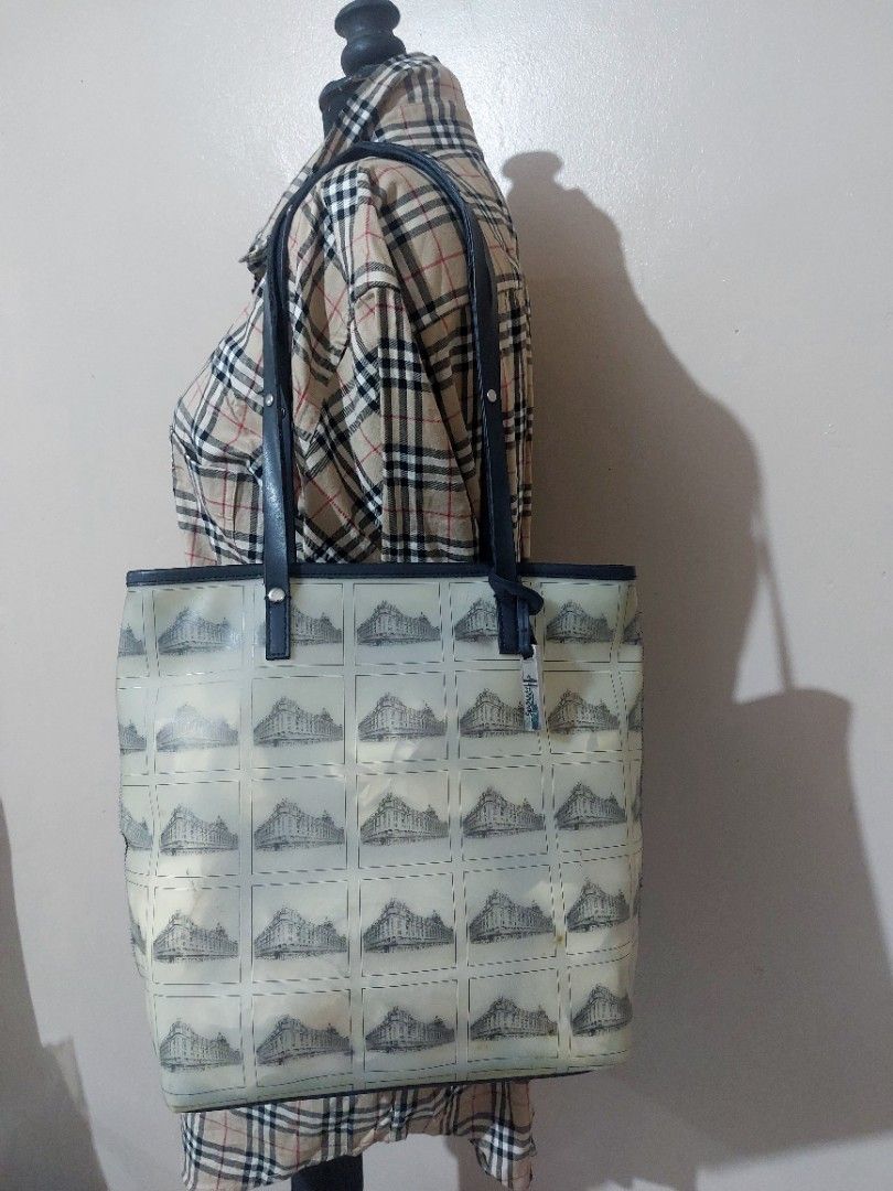 Harrods Tote Bag (Category: Luxury Bags & Wallets) located in Muntinlupa City. Submitted by sakurambo_des (Listing ID 1464526597, Image 1). Description: Harrods PVC shopper tote bag Top zipperd closure Repeating grid print of the iconic London department store. Issue-handle only,need ipadikit, in good condition ang body at interior..
