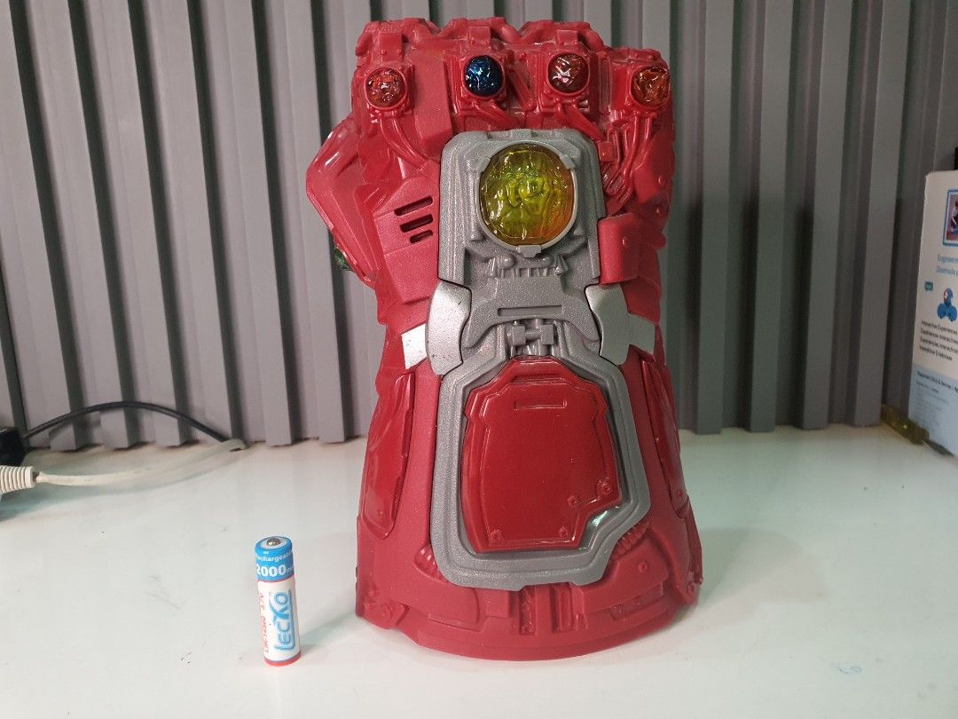Hasbro Marvel Avengers: Endgame Red Infinity Gauntlet (Category: Character Goods) located in Tarlac. Submitted by ziv_surplus (Listing ID 1464533132, Image 1). Description: Hasbro Marvel Avengers: Endgame Red Infinity Gauntlet Working light and sound.