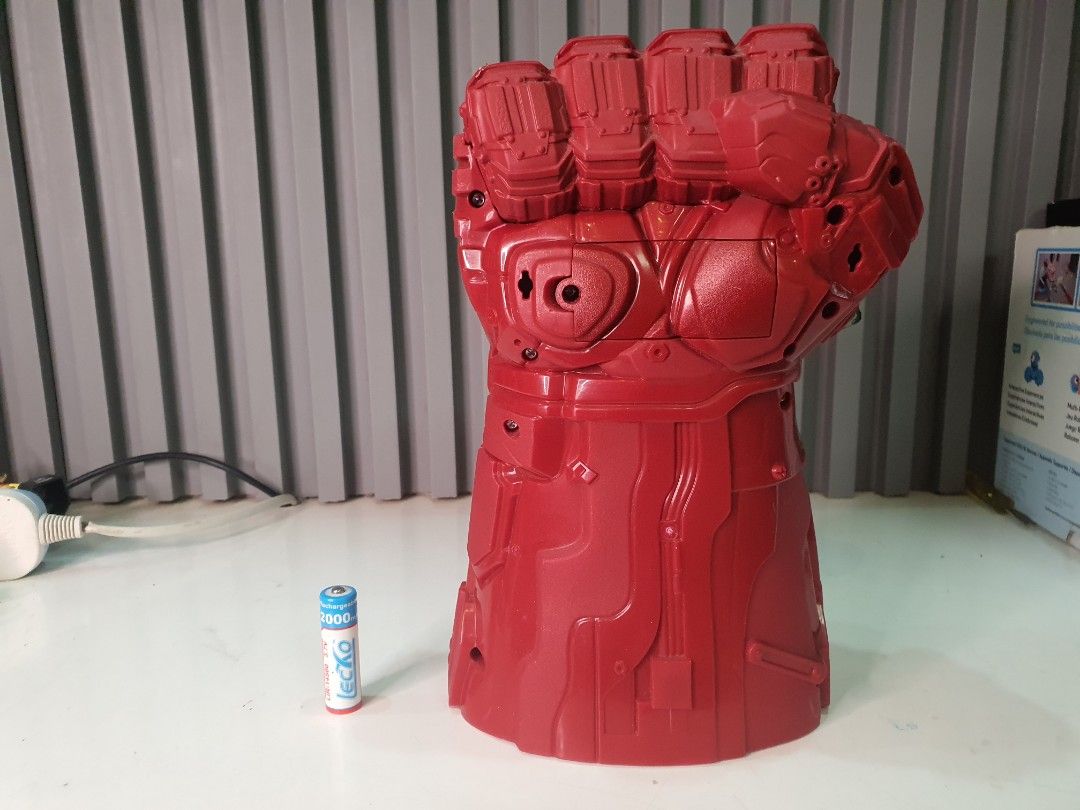 Hasbro Marvel Avengers: Endgame Red Infinity Gauntlet (Category: Character Goods) located in Tarlac. Submitted by ziv_surplus (Listing ID 1464533132, Image 3). Description: Hasbro Marvel Avengers: Endgame Red Infinity Gauntlet Working light and sound.