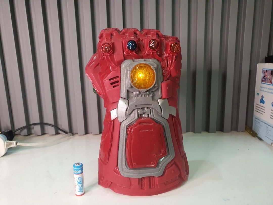 Hasbro Marvel Avengers: Endgame Red Infinity Gauntlet (Category: Character Goods) located in Tarlac. Submitted by ziv_surplus (Listing ID 1464533132, Image 2). Description: Hasbro Marvel Avengers: Endgame Red Infinity Gauntlet Working light and sound.