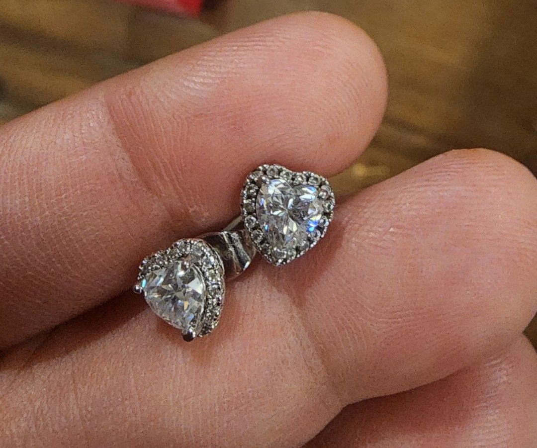 HEART STUD ZIRCON EARRINGS (Category: Earrings) located in Manila. Submitted by chrinathalie (Listing ID 1464553883, Image 2). Description: zircon rhodium plated in real whitegold ITEM IS NOT PAWNABLE.