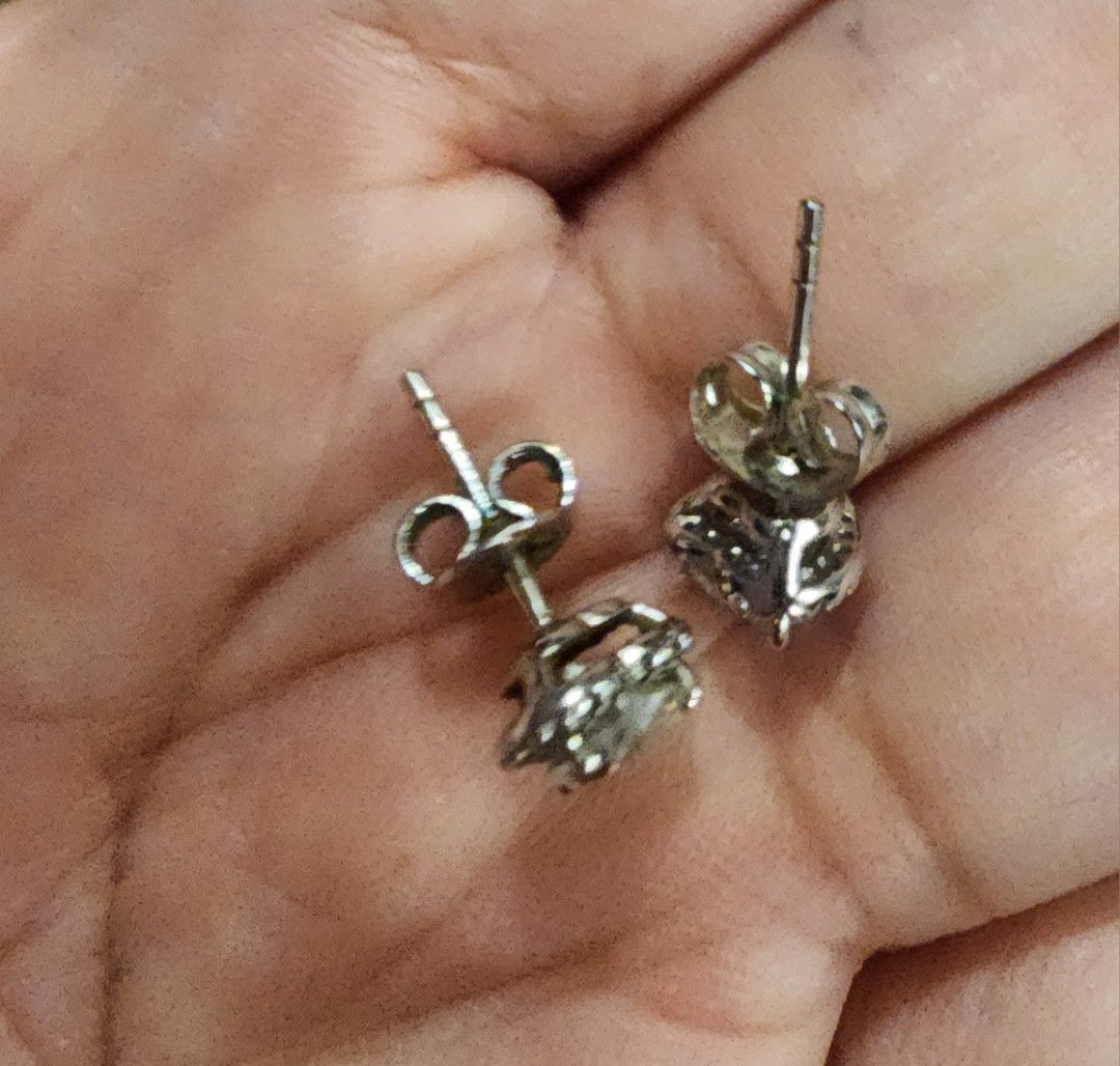 HEART STUD ZIRCON EARRINGS (Category: Earrings) located in Manila. Submitted by chrinathalie (Listing ID 1464553883, Image 3). Description: zircon rhodium plated in real whitegold ITEM IS NOT PAWNABLE.