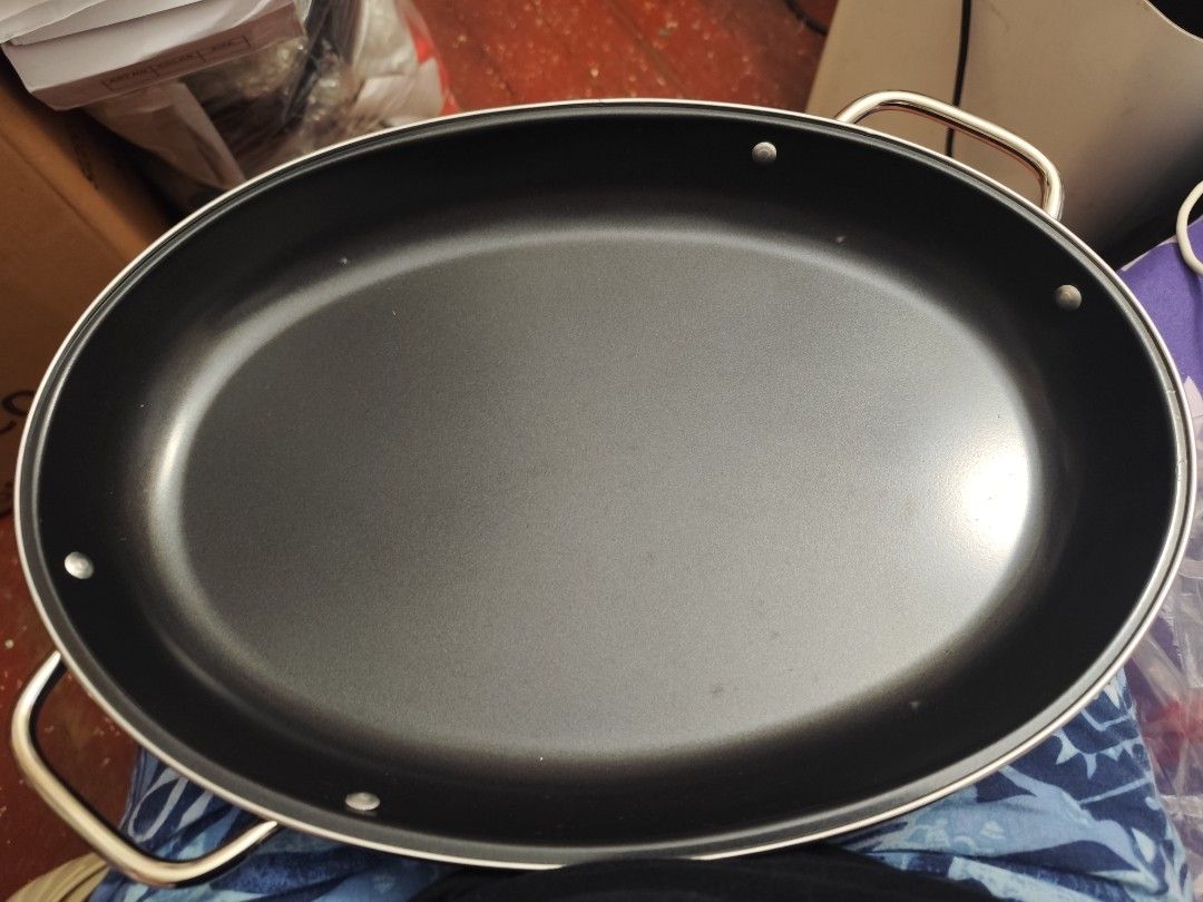 Heavy Gauge Oval Roast Pan with Rack (Category: Cookware & Accessories) located in Manila. Submitted by marriage031073advocate (Listing ID 1464430394, Image 2). Description: - Heavy gauge oval roast pan - Non-stick PTFE coating - Oven and stovetop compatible - Perfect for roasting chicken, fish, and more - Includes a wire rack - Box shows wear, but pan is unused.