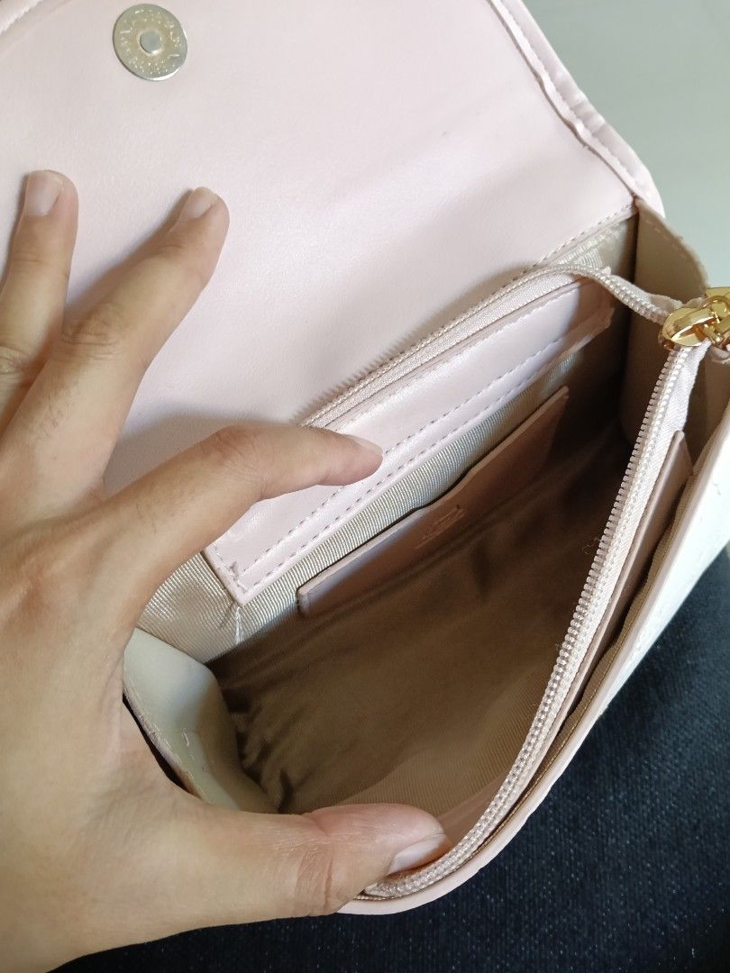 Hello Kitty (Category: Cross-body Bags) located in Binan City. Submitted by thriftedbymiaca (Listing ID 1464421853, Image 3). Description: .