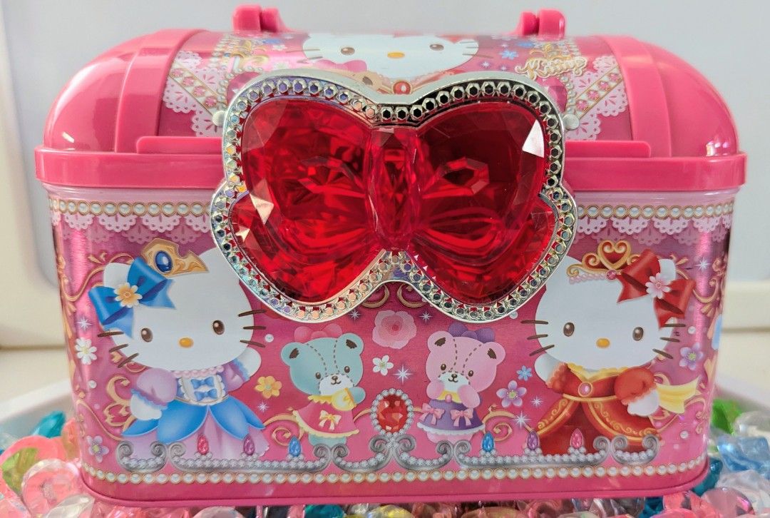Vintage Heisei Hello Kitty Tin Trinket storage (Category: Vintage Collectibles) located in Quezon City. Submitted by furbous (Listing ID 1464516285, Image 1). Description: 📣 Vintage Heisei Hello Kitty Tin Trinket storage ✔️ Condition: Lightly used ✔️ Material: Metal with PVC accent ✔️ Discontinued, rare find especially for HK collectors ✔️ So pretty in person ✔️ With very light dent ✔️ Gems not included .