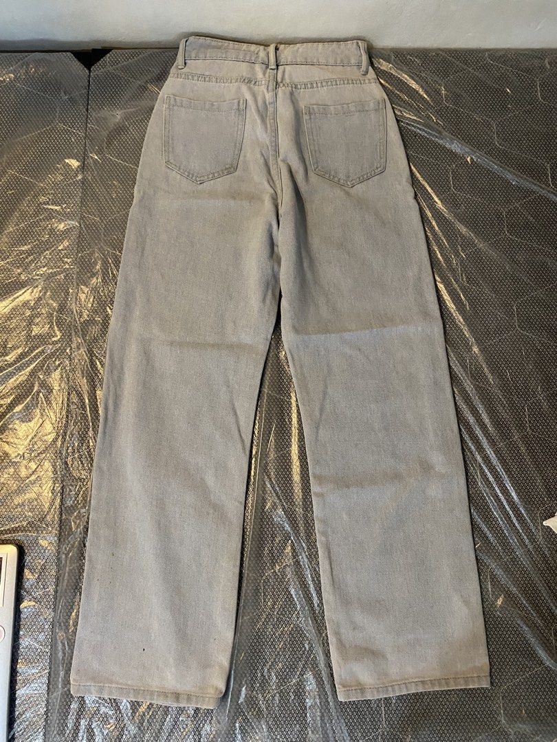 High waist jeans (Category: Jeans) located in Pasig City. Submitted by iriescruz238787 (Listing ID 1464448520, Image 3). Description: see pics for condition before ordering! jnt payment first gcash only 24-25 waist.