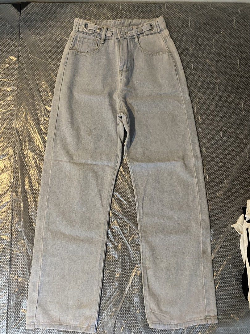 High waist jeans (Category: Jeans) located in Pasig City. Submitted by iriescruz238787 (Listing ID 1464448520, Image 1). Description: see pics for condition before ordering! jnt payment first gcash only 24-25 waist.