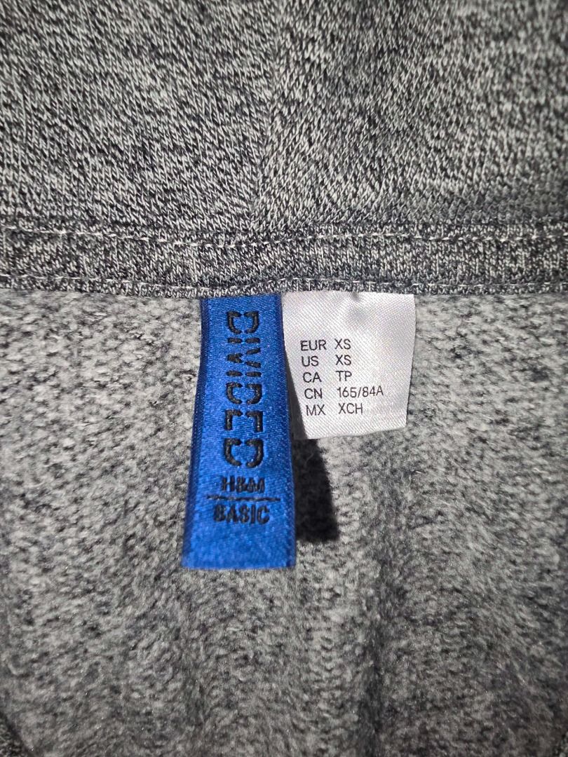 H&M Basic Grey Sweater - Size XS (Category: Coats, Jackets and Outerwear) located in Manila. Submitted by skmhm (Listing ID 1464457284, Image 3). Description: - Grey H&M Basic Sweater - Size XS-S Men's - Ideal for everyday wear - Simple and comfortable design.