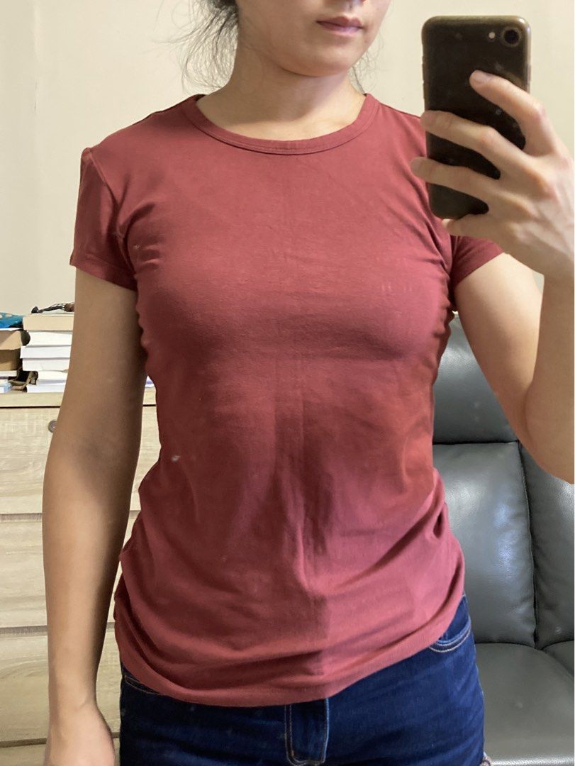 H&M Basic T-shirt - Red - Size S （分類：T-shirt）位於 Hong Kong。 由 twolittlewoods 提交（商品編號 1464400270，圖片 1）。簡介： Size S Fitted style For reference: Im a 158cm, 51kg girl。