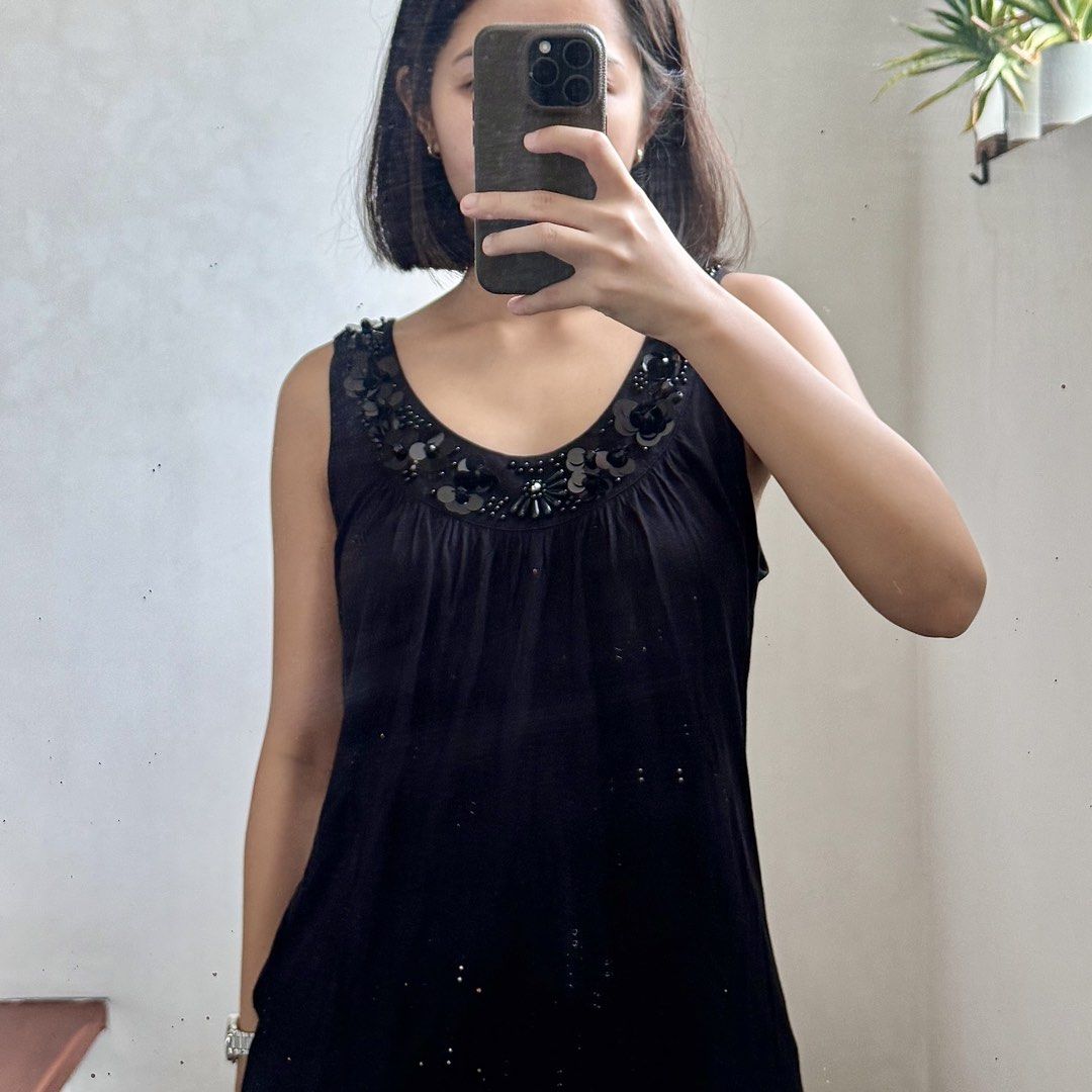 H&M Black Beaded Sleeveless Top Size M (Category: Sleeveless) located in Bulacan. Submitted by _arislmt (Listing ID 1464410758, Image 1). Description: - Brand: H&M - Type: Sleeveless Top - Color: Black - Neckline: Scoop neck - Embellishments: Black bead and sequin details - Fabric: Flowy - Size: Medium (M) but also fits S - Versatility: Great for dressing up or down.