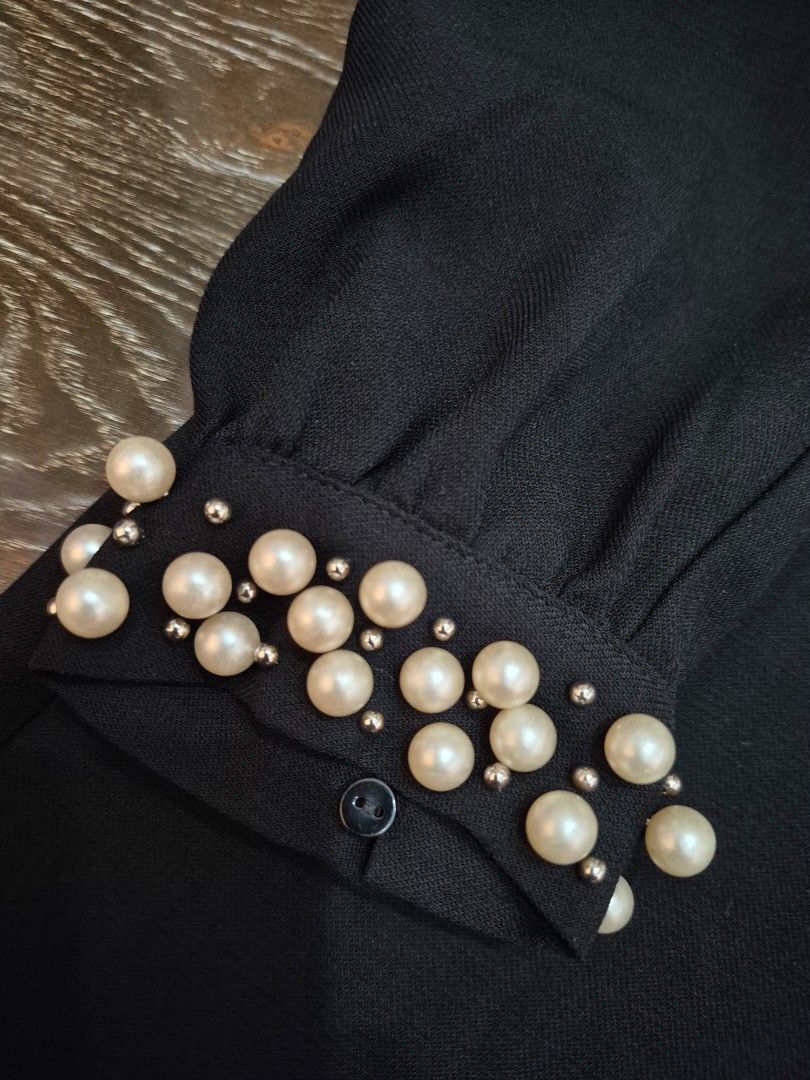 H&M Black Elegant Dress (Category: Dresses) located in Santa Cruz. Submitted by deenem (Listing ID 1464363310, Image 3). Description: Bust: 17(34) Lenght: 32 Like new no flaws👌.