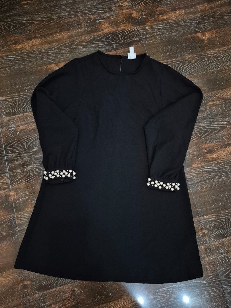 H&M Black Elegant Dress (Category: Dresses) located in Santa Cruz. Submitted by deenem (Listing ID 1464363310, Image 2). Description: Bust: 17(34) Lenght: 32 Like new no flaws👌.