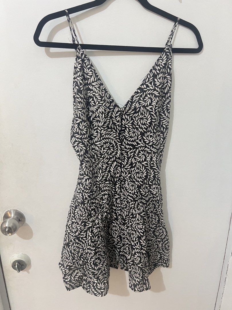 H&M Black White Leaf Print Spaghetti Strap Dress (Category: Dresses) located in Antipolo. Submitted by yowjie (Listing ID 1464386215, Image 1). Description: dress.