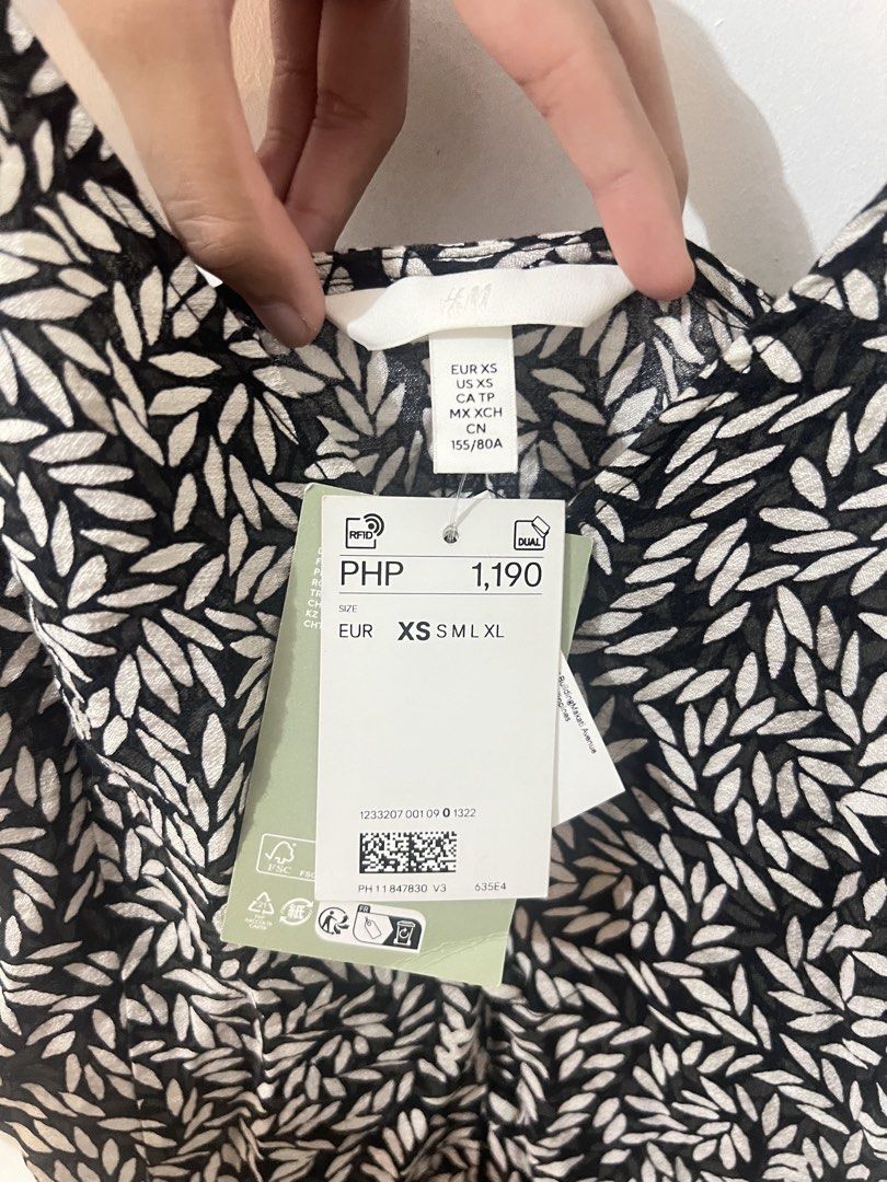 H&M Black White Leaf Print Spaghetti Strap Dress (Category: Dresses) located in Antipolo. Submitted by yowjie (Listing ID 1464386215, Image 2). Description: dress.