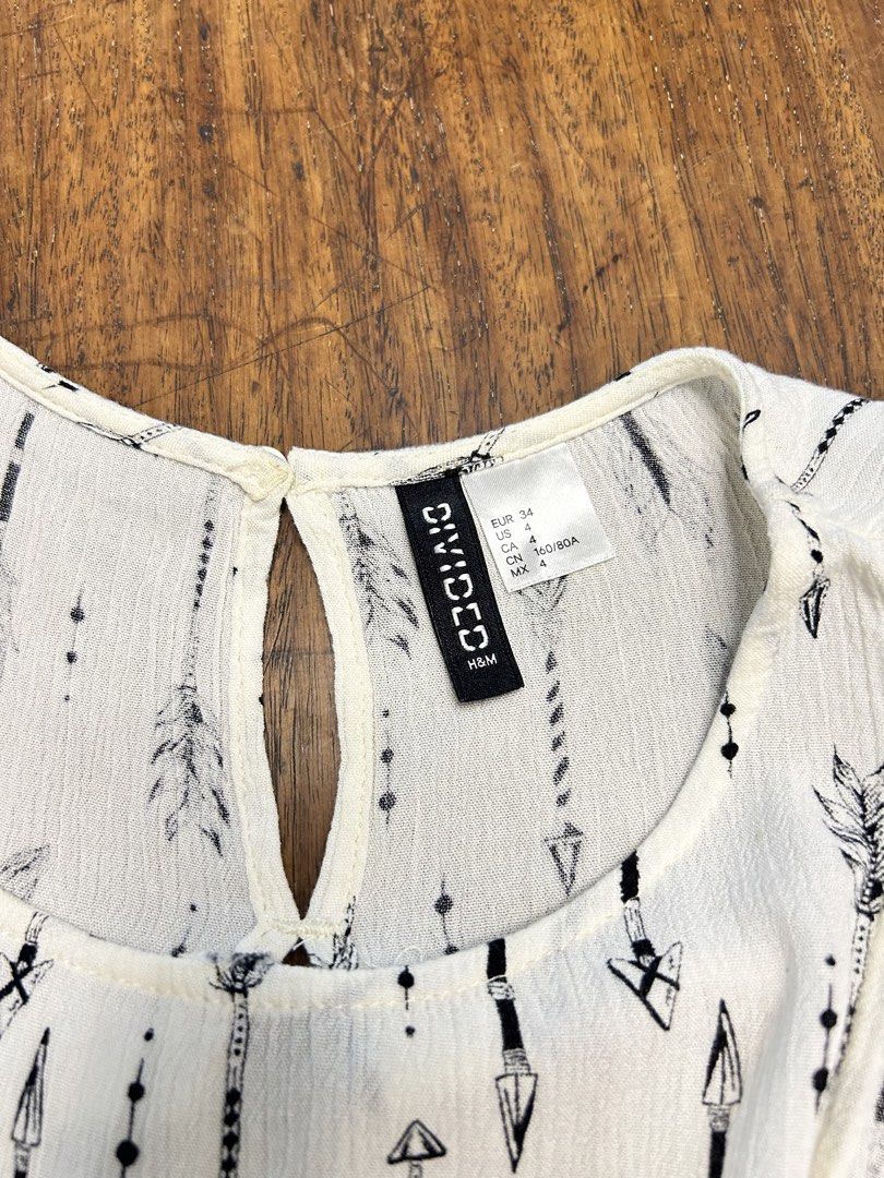 H&M Boho Tank Top (Category: Sleeveless) located in Antipolo. Submitted by tshopph (Listing ID 1464465108, Image 3). Description: H&M Divided Boho Arrow Patterned Tank Top A cute, lightweight boho-style top perfect for casual outings or warm weather. Features an all-over arrow pattern, keyhole button closure on the back, and a stylish split back detail. Condition: like new Size: EUR 34 / US 4 (Fits Small / XS) Price: ₱300 Same-day delivery via La
