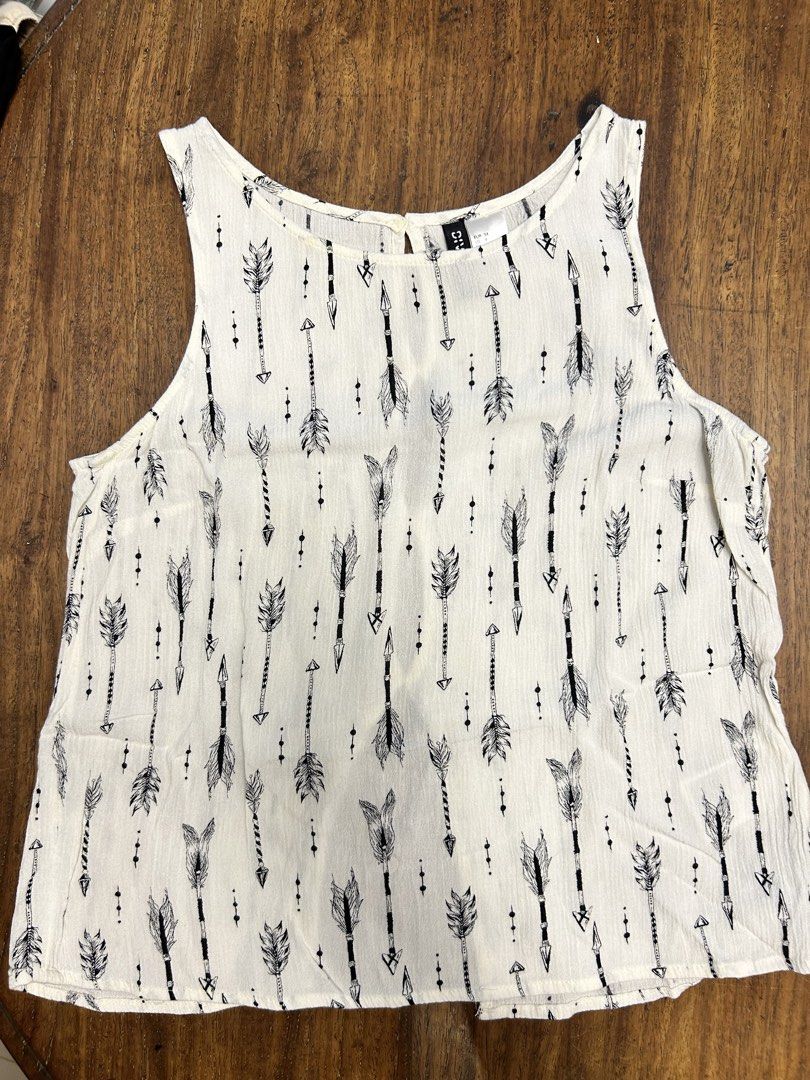 H&M Boho Tank Top (Category: Sleeveless) located in Antipolo. Submitted by tshopph (Listing ID 1464465108, Image 1). Description: H&M Divided Boho Arrow Patterned Tank Top A cute, lightweight boho-style top perfect for casual outings or warm weather. Features an all-over arrow pattern, keyhole button closure on the back, and a stylish split back detail. Condition: like new Size: EUR 34 / US 4 (Fits Small / XS) Price: ₱300 Same-day delivery via La