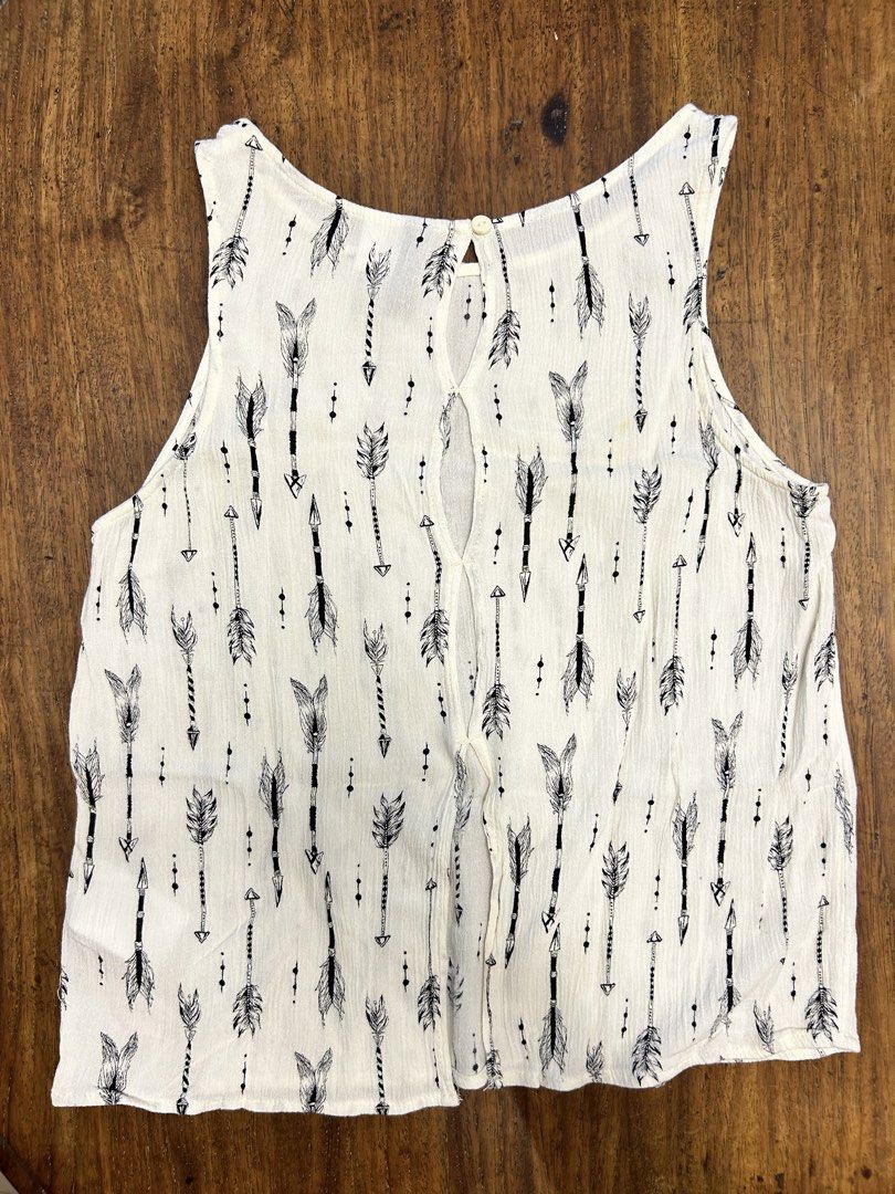 H&M Boho Tank Top (Category: Sleeveless) located in Antipolo. Submitted by tshopph (Listing ID 1464465108, Image 2). Description: H&M Divided Boho Arrow Patterned Tank Top A cute, lightweight boho-style top perfect for casual outings or warm weather. Features an all-over arrow pattern, keyhole button closure on the back, and a stylish split back detail. Condition: like new Size: EUR 34 / US 4 (Fits Small / XS) Price: ₱300 Same-day delivery via La