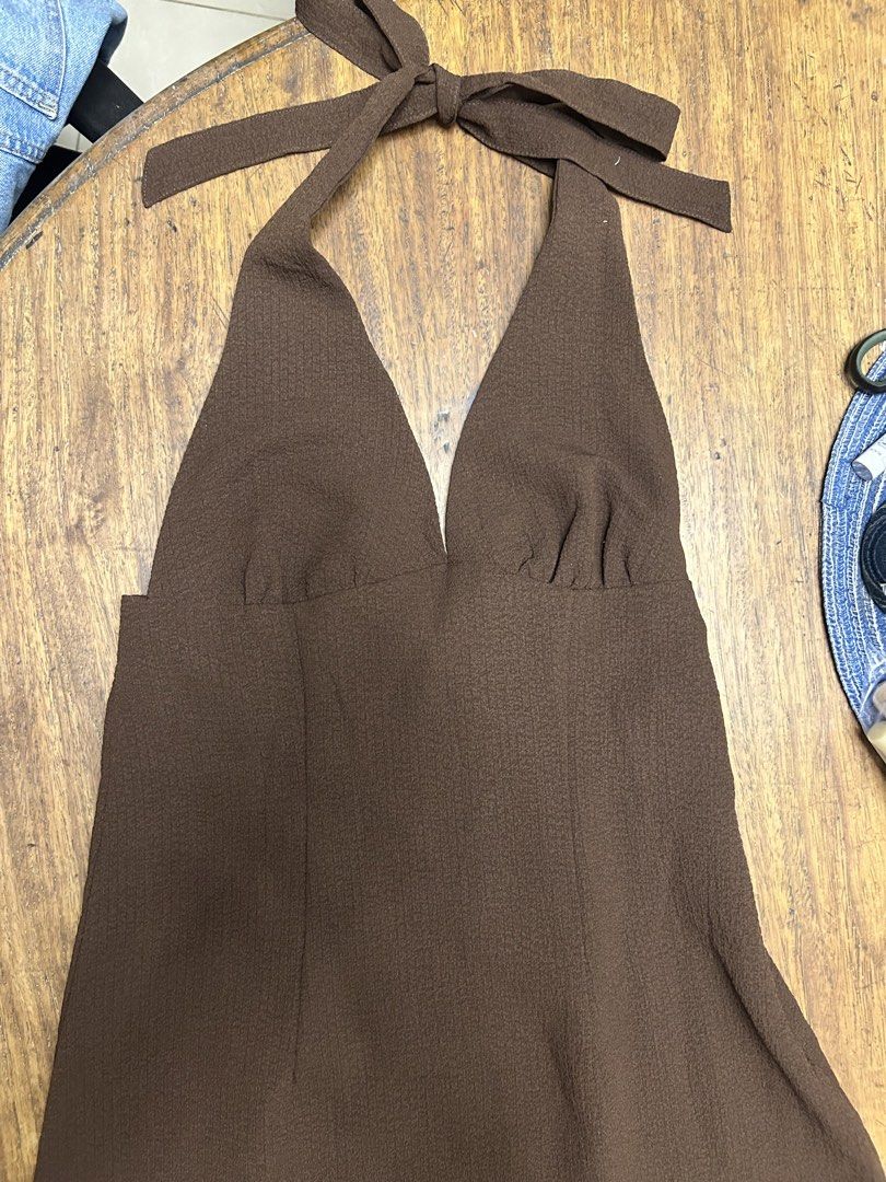 H&M Brown Halter Neck Dress (Category: Dresses) located in Manila. Submitted by tshopph (Listing ID 1464419837, Image 1). Description: H&M DIVIDED Chocolate Brown Halter Neck Mini Dress Upgrade your night-out or casual wardrobe with this chic halter mini dress. Features a deep V-neck, adjustable self-tie neck straps, textured fabric, and a side zipper for a flattering silhouette. Perfect for dinners, dates, bar nights, or warm-weather outings ✨ S