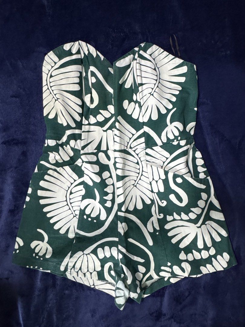 H&M Conscious Green Floral Strapless Romper (Category: Rompers) located in Quezon City. Submitted by candyclosetph (Listing ID 1464381340, Image 2). Description: - Green strapless romper - White floral print - Back zipper closure - Functional side pockets - H&M Conscious collection - Size: EUR 42.