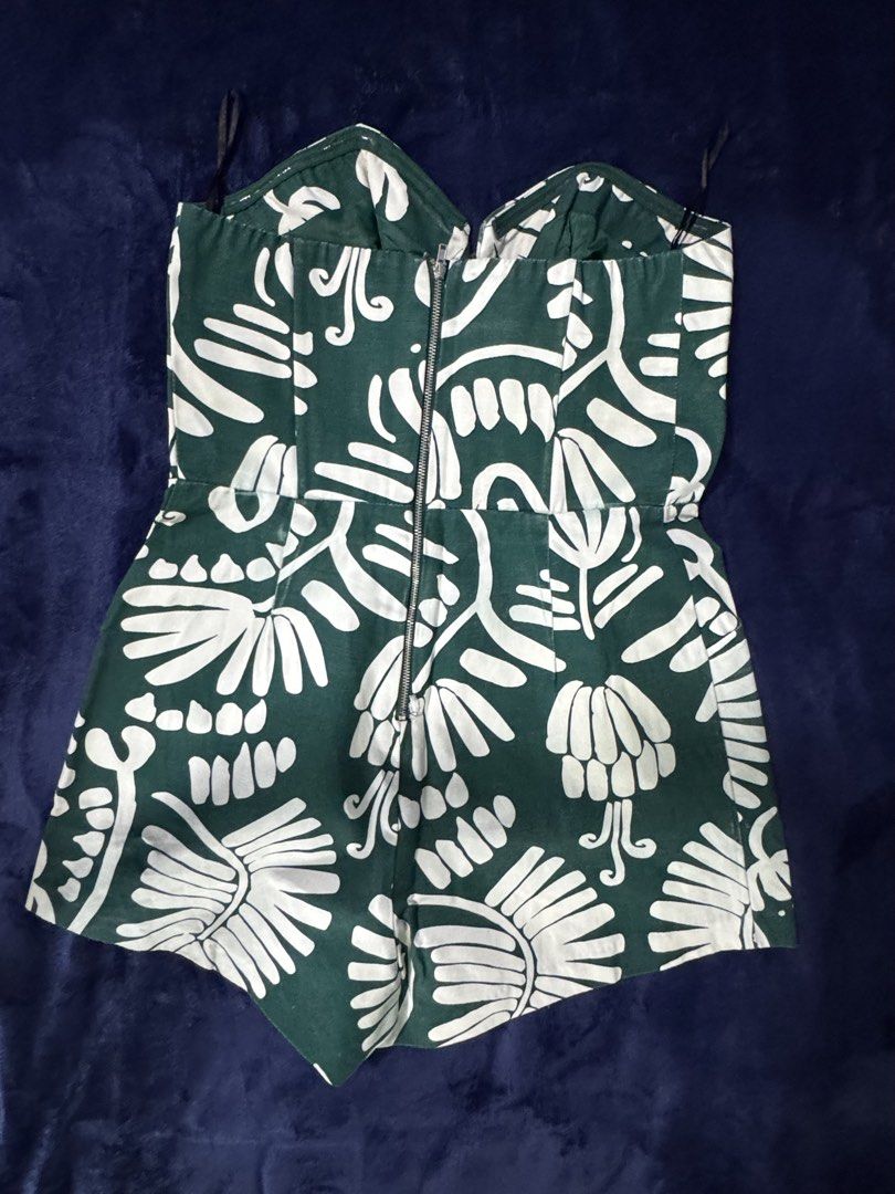 H&M Conscious Green Floral Strapless Romper (Category: Rompers) located in Quezon City. Submitted by candyclosetph (Listing ID 1464381340, Image 3). Description: - Green strapless romper - White floral print - Back zipper closure - Functional side pockets - H&M Conscious collection - Size: EUR 42.
