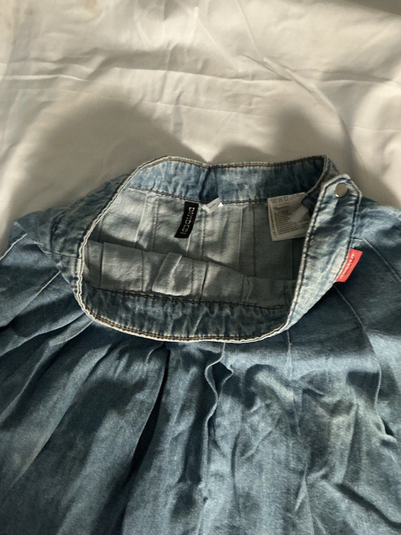 H&M Denim Pleated Skirt (Category: Skirts) located in Manila. Submitted by isomarizm (Listing ID 1464400516, Image 2). Description: - H&M denim skirt - All-around pleated design - Front zip and button closure loc: qc/malabon mop: gcash/maya .