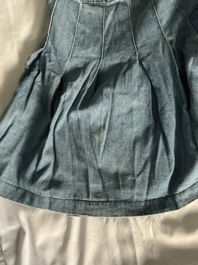 H&M Denim Pleated Skirt (Category: Skirts) located in Manila. Submitted by isomarizm (Listing ID 1464400516, Image 3). Description: - H&M denim skirt - All-around pleated design - Front zip and button closure loc: qc/malabon mop: gcash/maya .