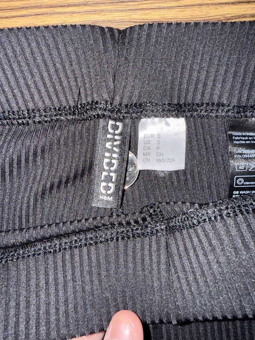 H&M Divided Black Ribbed Flared Leggings (Category: Jeans) located in Rizal. Submitted by prelovedbykash (Listing ID 1464400395, Image 3). Description: .