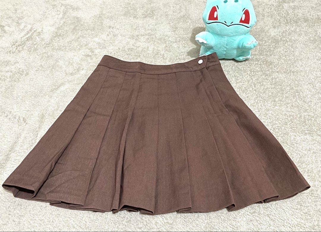 H&M Divided Brown Pleated Mini Skirt (Category: Skirts) located in Quezon City. Submitted by happyselling_ (Listing ID 1464428952, Image 3). Description: - Brown pleated mini skirt - Brand: H&M Divided - Features zip closure and button fastening at the waist - Subtle textured fabric - Versatile for casual or dressed-up looks - Easy to pair with various tops and shoes.